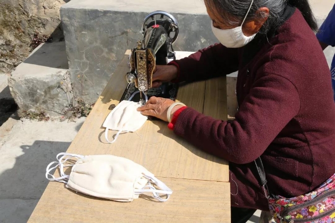 龙新群众自制口罩支援“战疫”一线