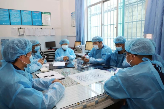 县人民医院党员职工投身疫情防治忙