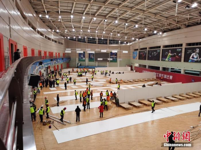 资料图：施工人员正在加紧建设武汉体育中心“方舱医院”。 <a target='_blank' href='http://www.chinanews.com/'>中新社</a>发 黄胜红 摄