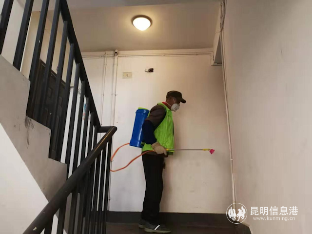工作人员正在开展消毒作业 