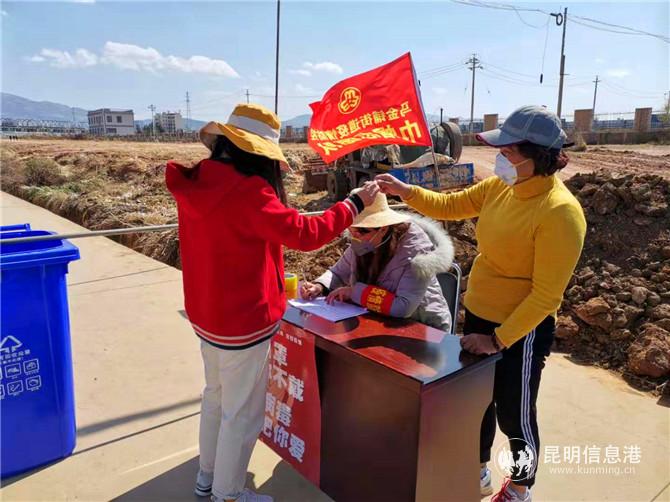 母女俩加入疫情防控志愿服务队