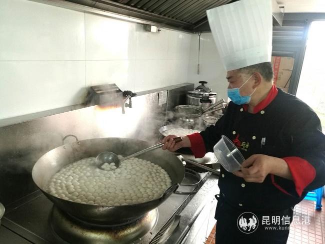 酒店为滞留游客煮汤圆