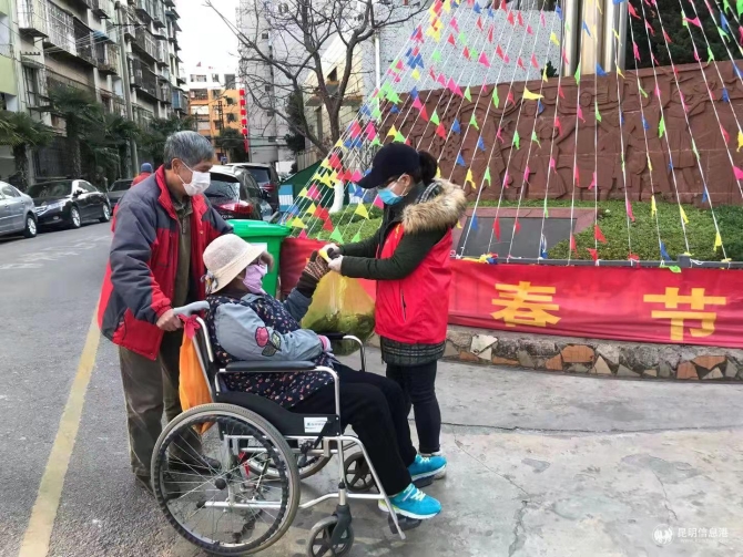 12为行动不便的老人送上蔬菜