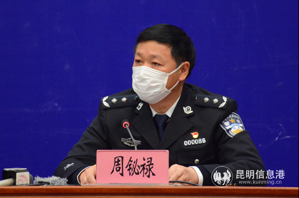 云南省公安厅交警总队政委周铋禄发布新闻。赵嘉摄