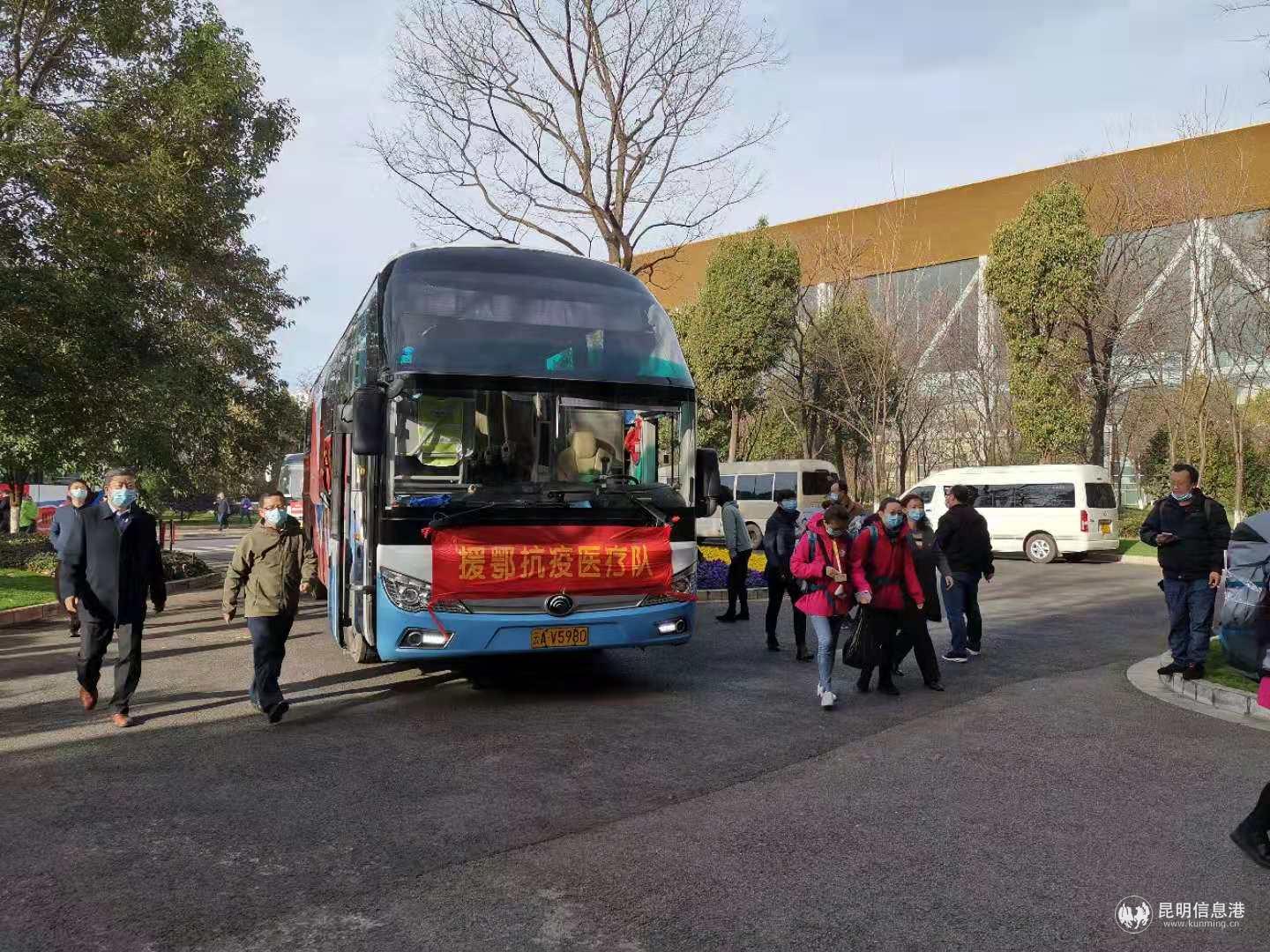 刚到长水机场的援鄂医疗队