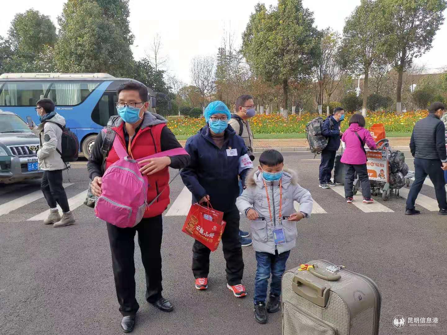 前来送行的刘桂苹一家