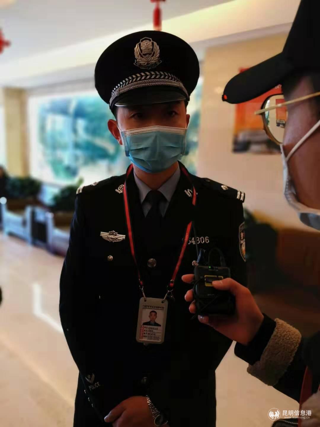 送妻出征的云南省公安厅民用机场公安局航站区派出所副所长周隆剑