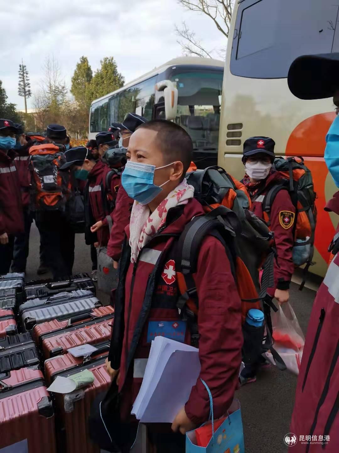 剃发出征的云南省第一人民医院护士长邓小丽