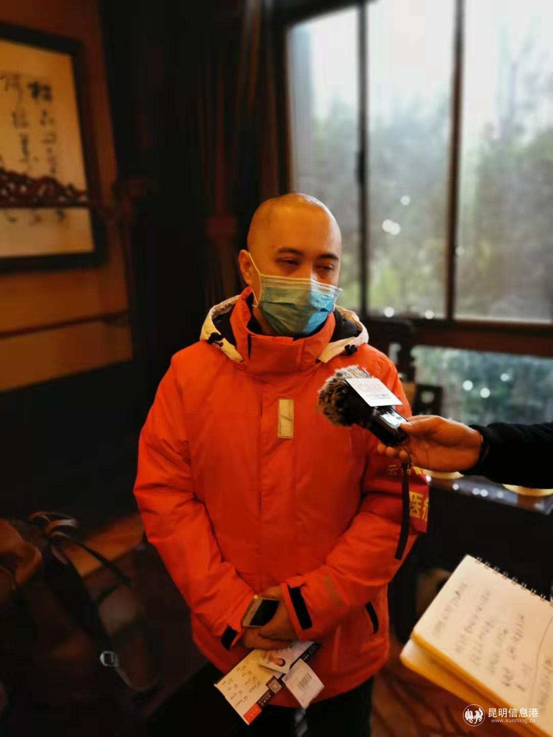 剃光了头发前往崇阳县支援的廖庚进医生