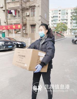 王婉格在接收捐赠物资。云南大学供图