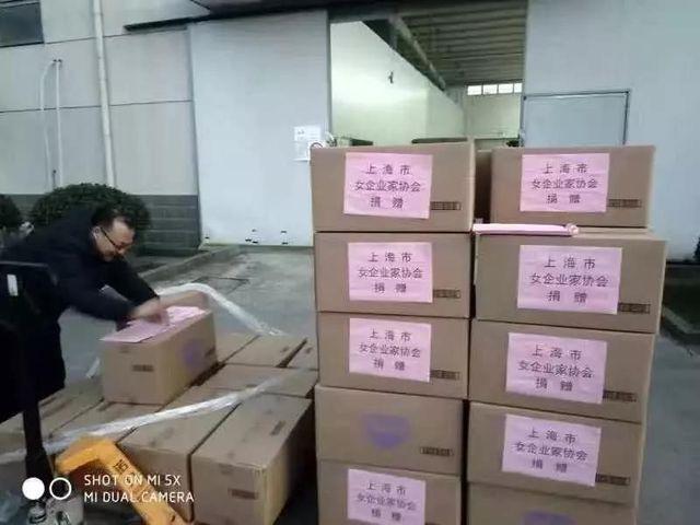 妇联组织支援抗疫一线女性医务人员女性卫生用品