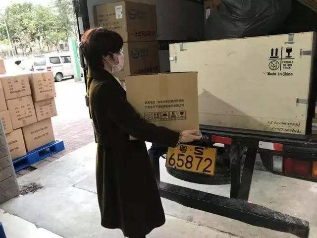 妇联组织支援抗疫一线女性医务人员女性卫生用品