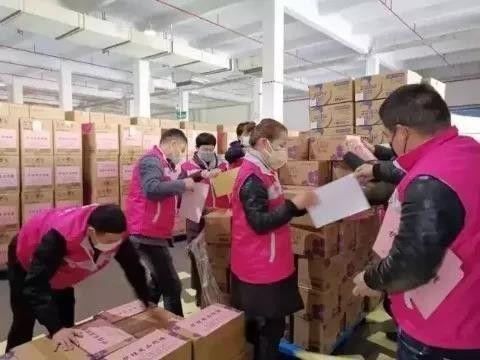 妇联组织支援抗疫一线女性医务人员女性卫生用品