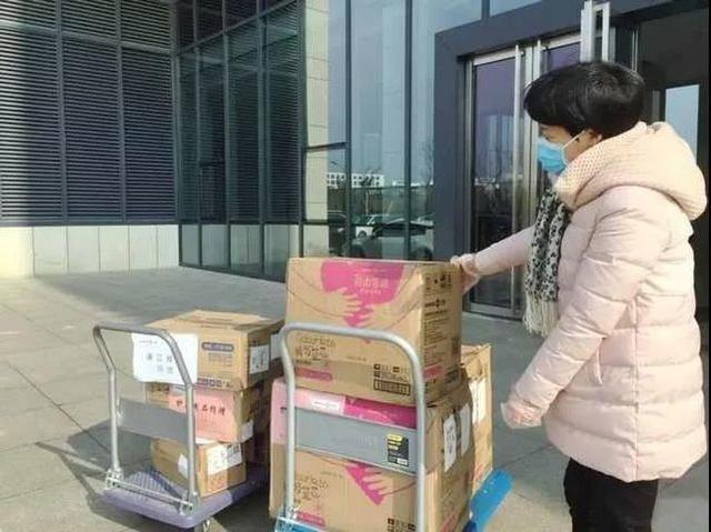 妇联组织支援抗疫一线女性医务人员女性卫生用品