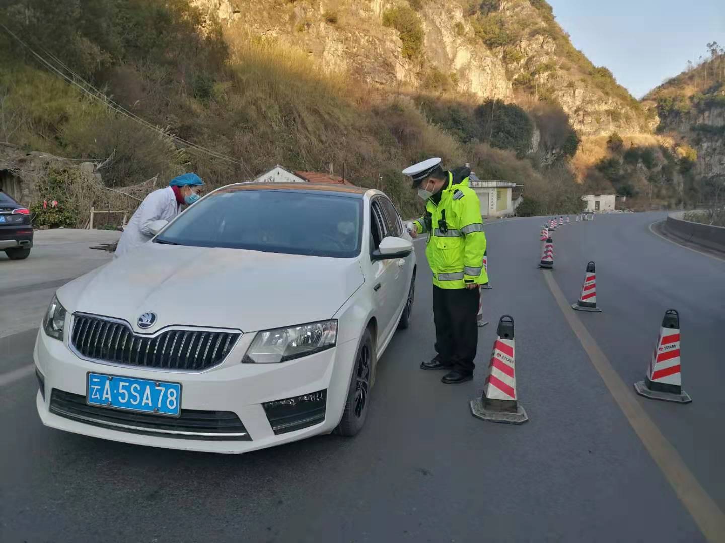 坚守岗位逢车必查