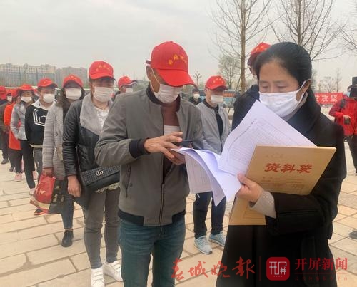 曲靖市首批186名农民工复工6.jpg