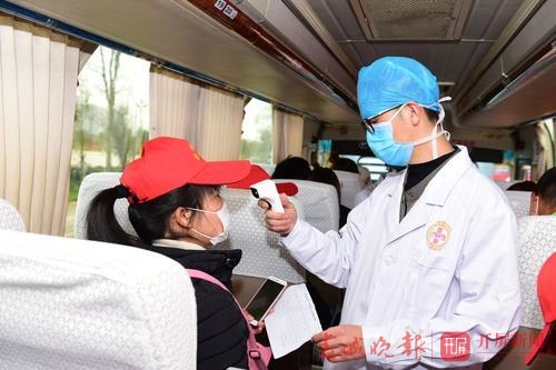 曲靖市首批186名农民工复工1.jpg