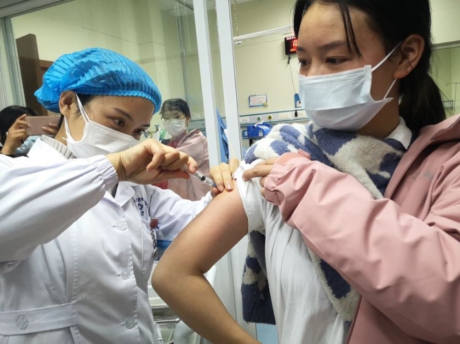 出征队员正在注射增强抵抗力的药物 出征队员正在注射增强抵抗力的药物