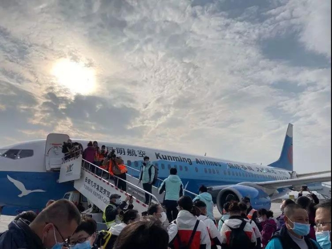 队员们乘坐的飞往湖北的飞机 队员们乘坐的飞往湖北的飞机