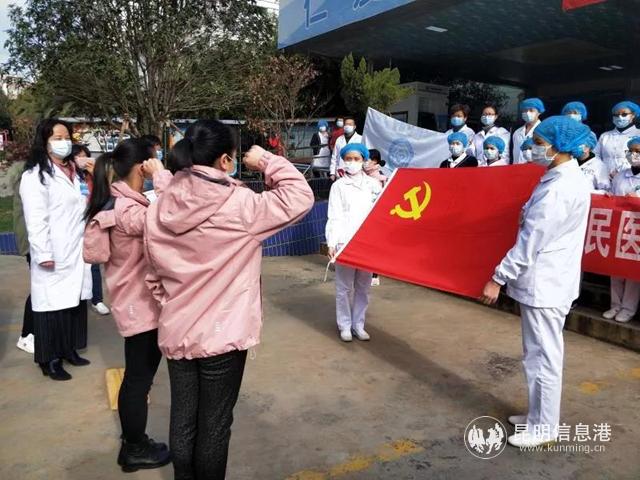 党员们一同重温入党誓词 党员们一同重温入党誓词