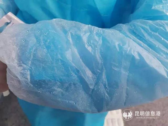 隔离服上的汗珠 隔离服上的汗珠