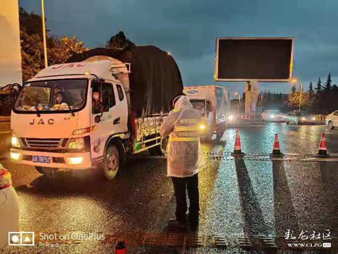 彩龙网友投稿作品:早上七点,雨越下越大,城管队员正在对车主测量体温、登记信息 彩龙网友投稿作品:早上七点,雨越下越大,城管队员正在对车主测量体温、登记信息