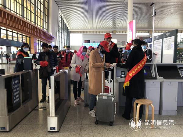 务工人员有序进站乘车。记者上官艳君摄
