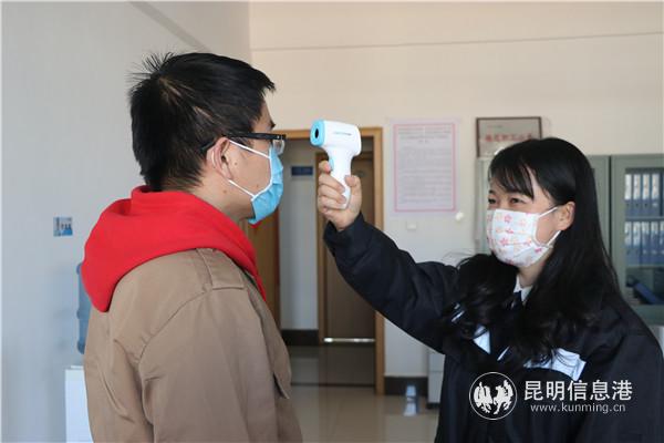 作业开始前，玉溪供电段变配电检修车间职工相互测量体温。供图