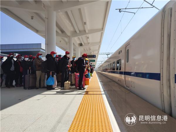 外出务工人员排好队等待上车
