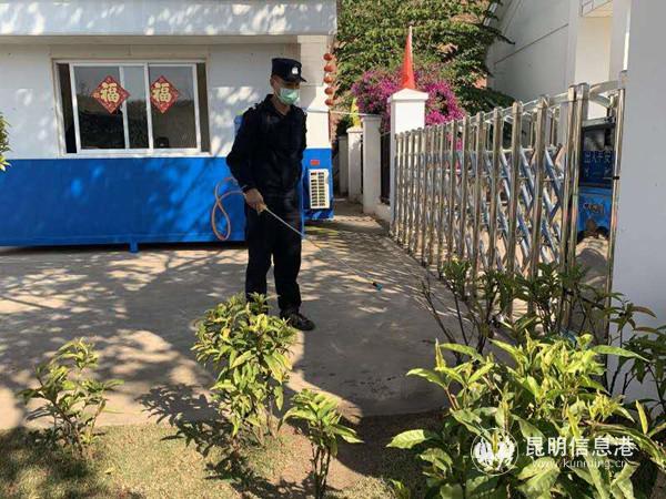 班相果民警帅星在驻老挝联络点营区喷洒消毒液，开展消毒防疫。