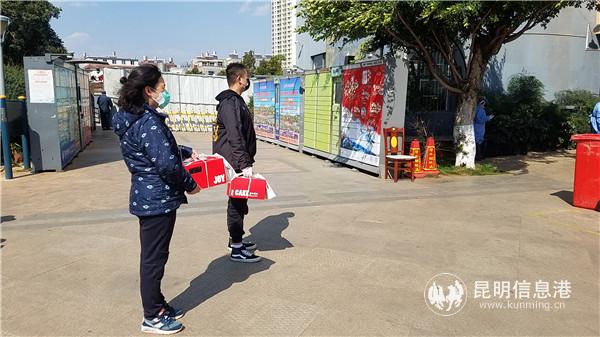 临时党支部为居民送蛋糕、过生日。