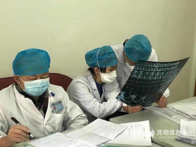 正在看片子的郝丽主任。供图