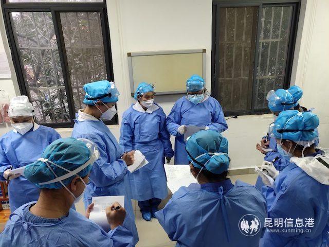 发热医学隔离病区护理组交班。供图