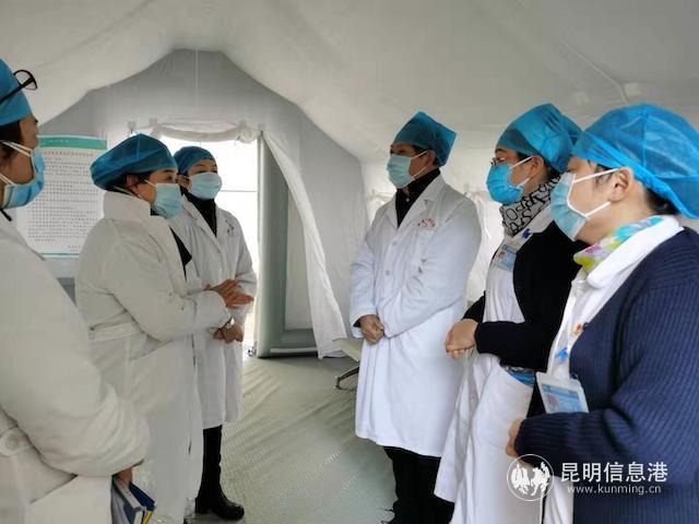 延安医院杨春驹、廖力微书记在一线调研。供图