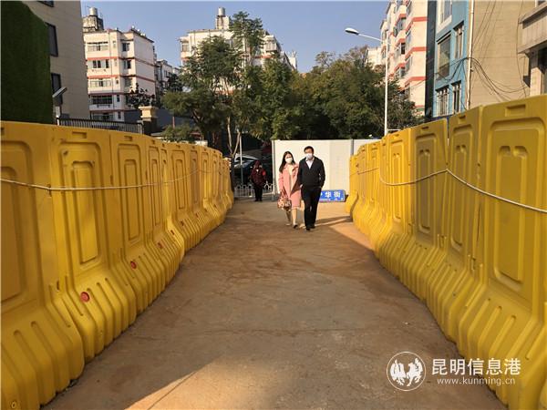 开设临时行人通道，方便群众就医