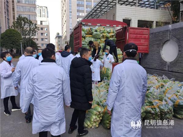 运送捐赠蔬菜到抗击疫情一线