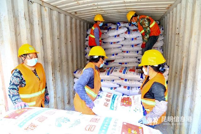 铁路抢运2500吨化肥驰援湖北春耕。通讯员周涛 何思远 供图2