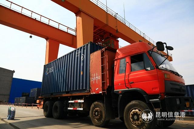 铁路抢运2500吨化肥驰援湖北春耕。通讯员周涛 何思远 供图3