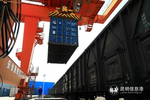 铁路抢运2500吨化肥驰援湖北春耕。通讯员周涛 何思远 供图4