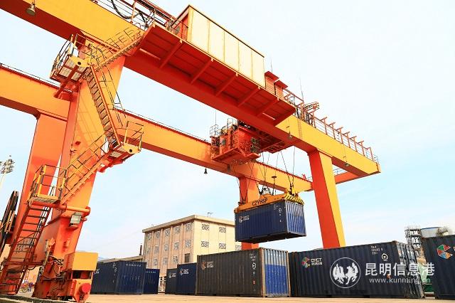 铁路抢运2500吨化肥驰援湖北春耕。通讯员周涛 何思远 供图5