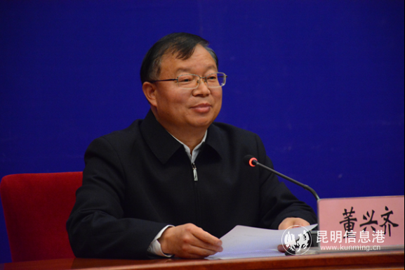 董兴齐答记者问。赵嘉摄