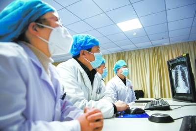  2月10日，湖北秭归县人民医院新冠肺炎医疗救治专家通过远程连线，对该县屈原镇卫生院的一个疑似新冠肺炎发热病例进行会诊指导。新华社发