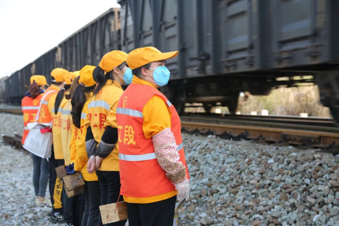 钢轨见证担当丨战“疫”中的铁路人