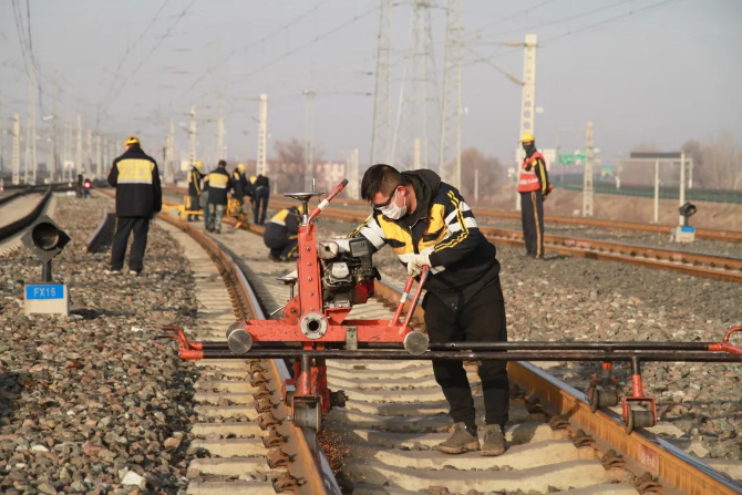 钢轨见证担当丨战“疫”中的铁路人