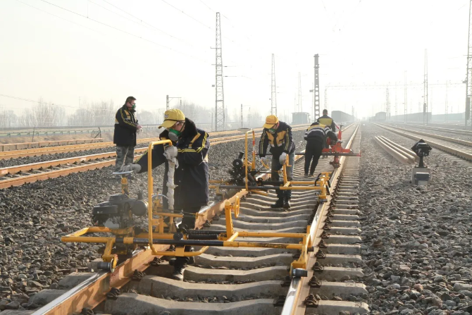 钢轨见证担当丨战“疫”中的铁路人