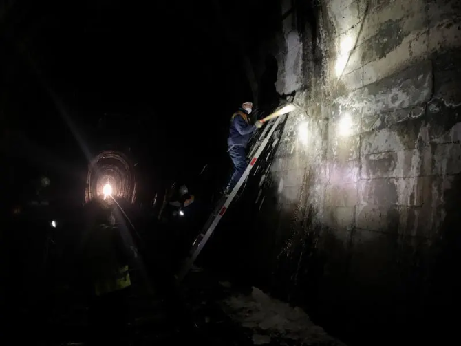 钢轨见证担当丨战“疫”中的铁路人