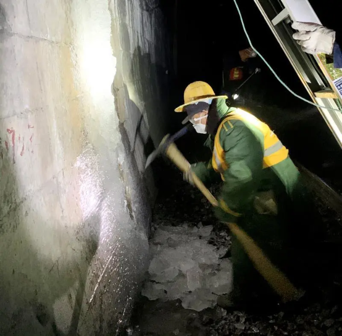 钢轨见证担当丨战“疫”中的铁路人