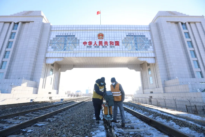 钢轨见证担当丨战“疫”中的铁路人