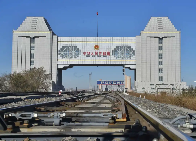 钢轨见证担当丨战“疫”中的铁路人