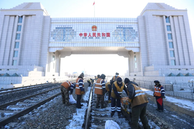 钢轨见证担当丨战“疫”中的铁路人